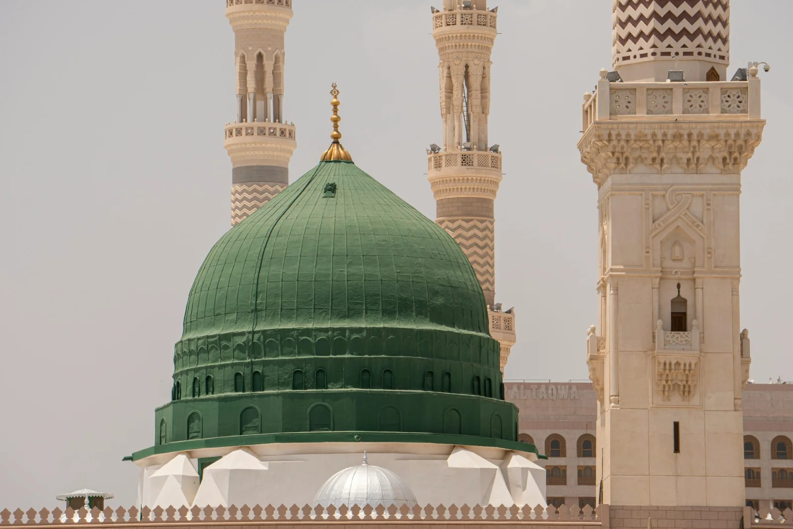 Masjid-al-Nabawi-6-scaled